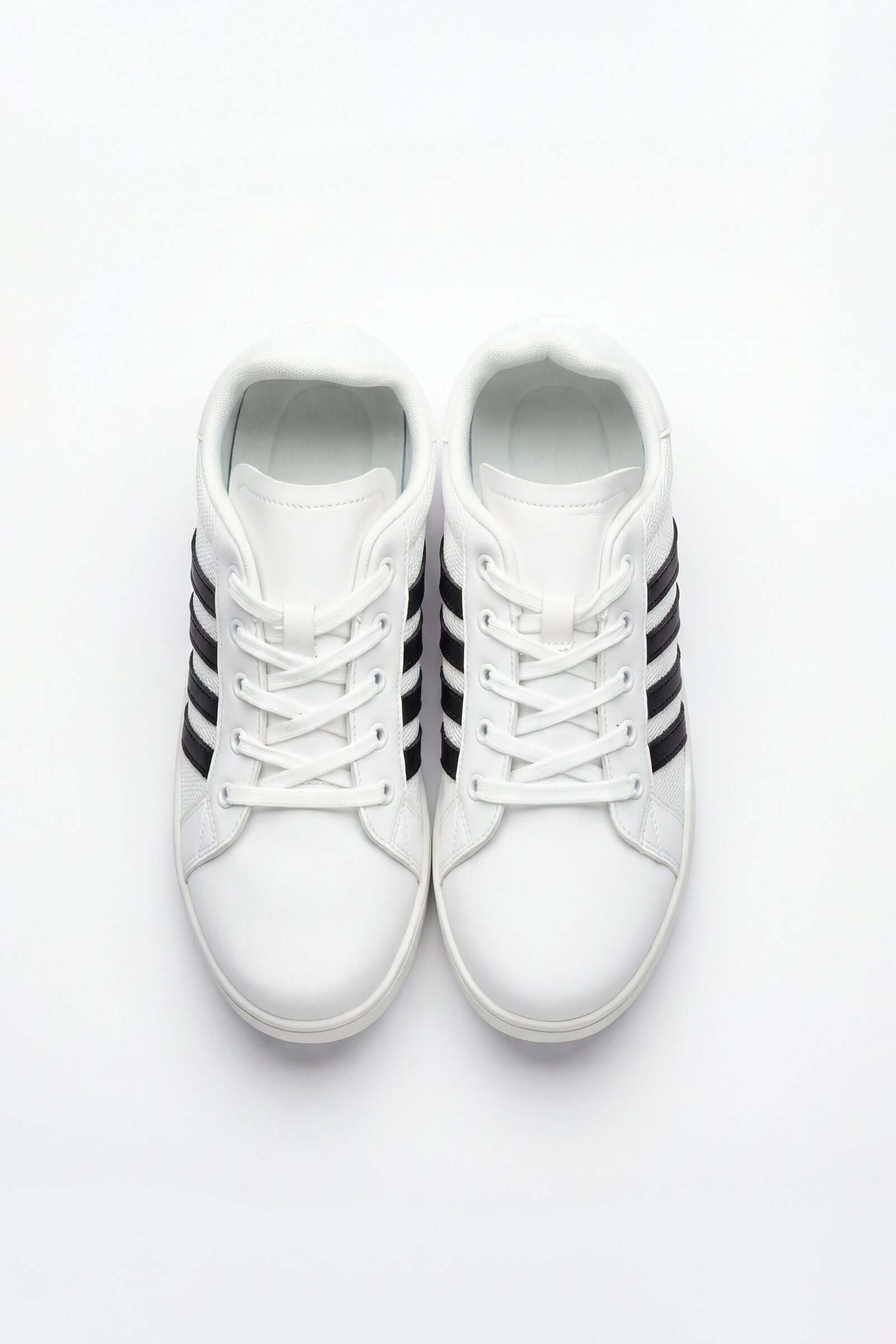 Tenis de hombre casual con diseño blanco y negro, perfectos para el uso diario.