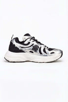 Tenis de hombre deportivo en color negro y plata, ideal para actividades deportivas y casuales.