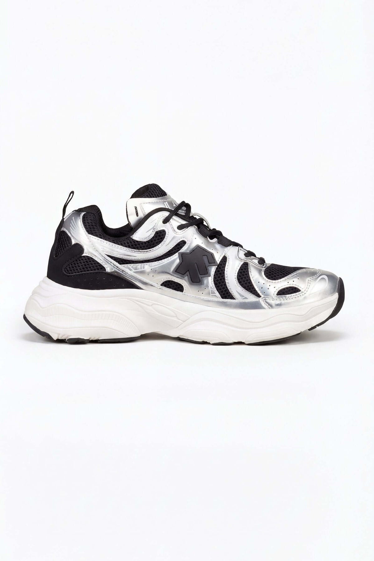 Tenis de hombre deportivo en color negro y plata, ideal para actividades deportivas y casuales.