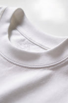 Camiseta de dama casual cuello redondo, vista del cuello de una camiseta blanca, textil suave y cómodo.