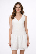 Vestido de dama de moda en color blanco con diseño elegante y moderno, ideal para ocasiones especiales.