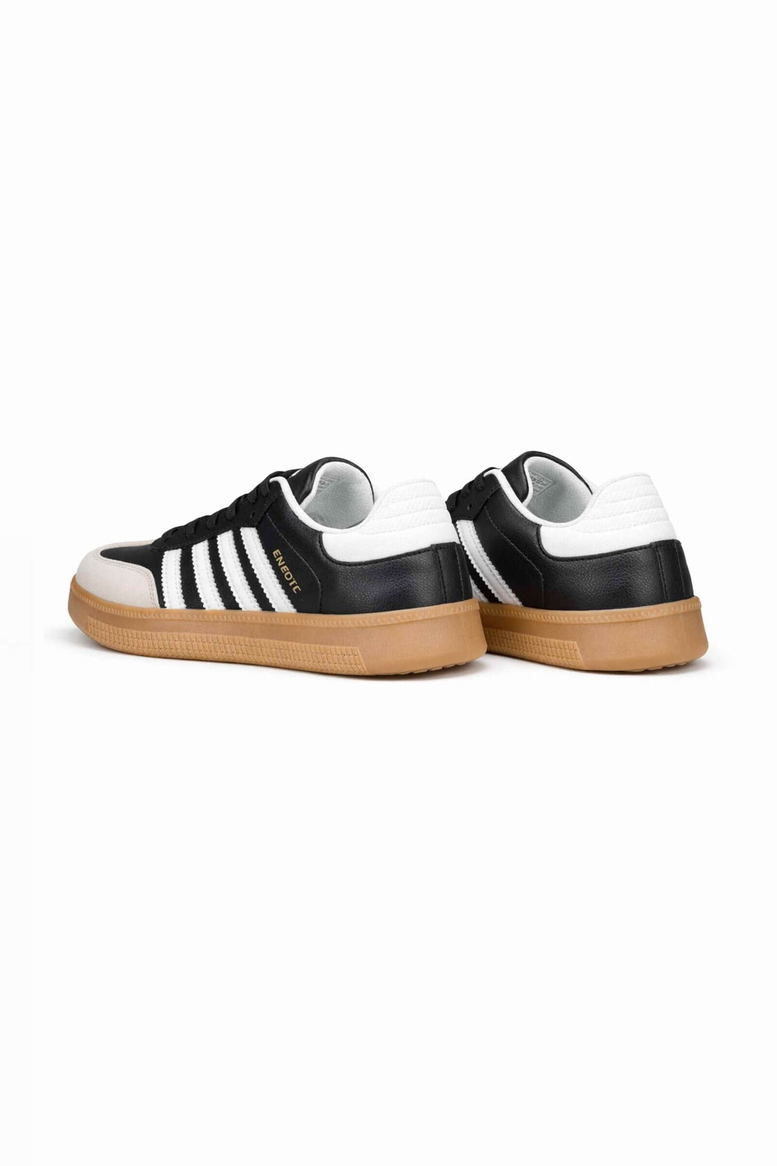 Tenis de hombre casual en color negro y blanco, con suela de goma para un estilo cómodo y moderno.