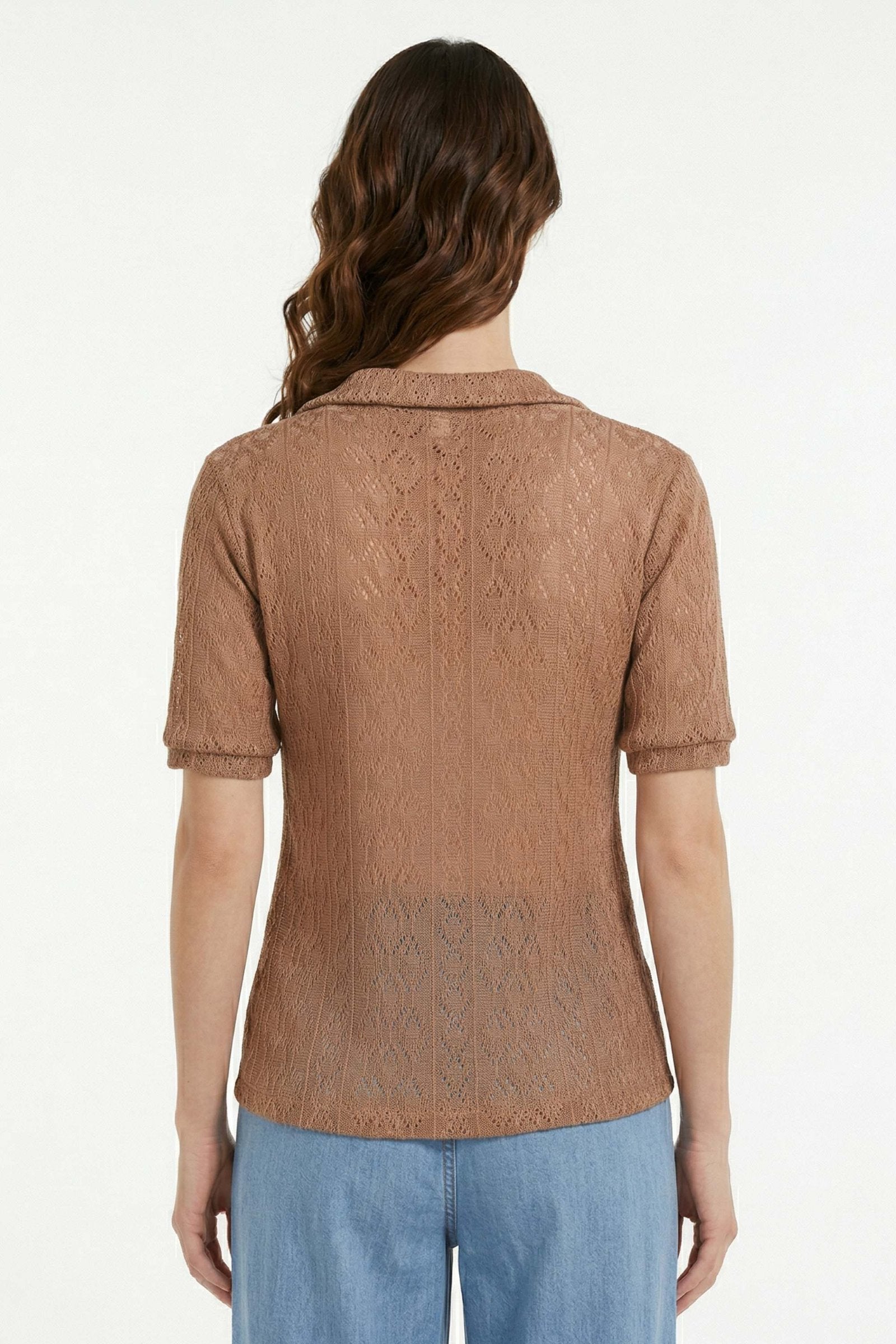 Blusa de dama moda vista trasera, diseño elegante con cuello y manga corta, en color marrón.