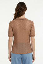 Blusa de dama moda vista trasera, diseño elegante con cuello y manga corta, en color marrón.