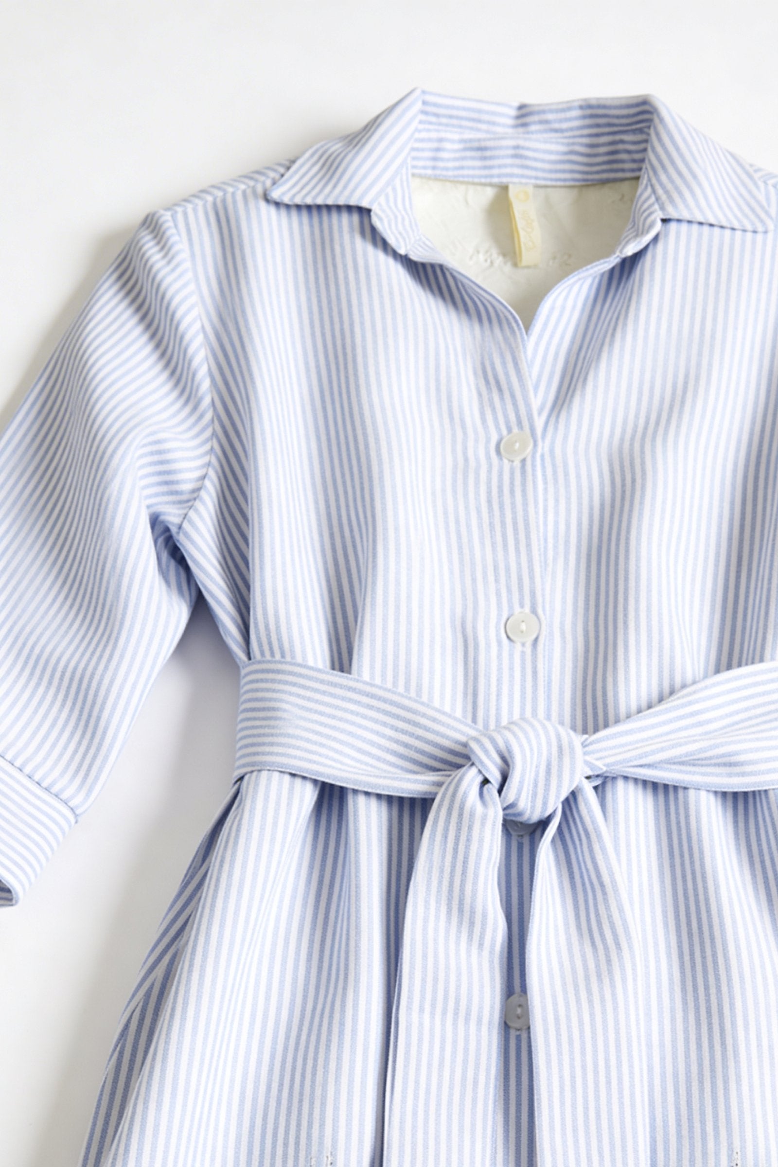 Vestido camisero de dama de rayas azules con botones y cinturón.