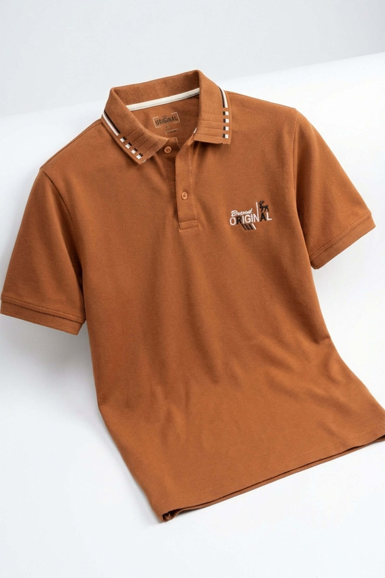 Polo de hombre de moda color marrón con detalles de diseño y logo en el pecho.