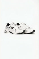 Tenis de hombre deportivo en color blanco y negro, ideales para actividades deportivas y casuales.