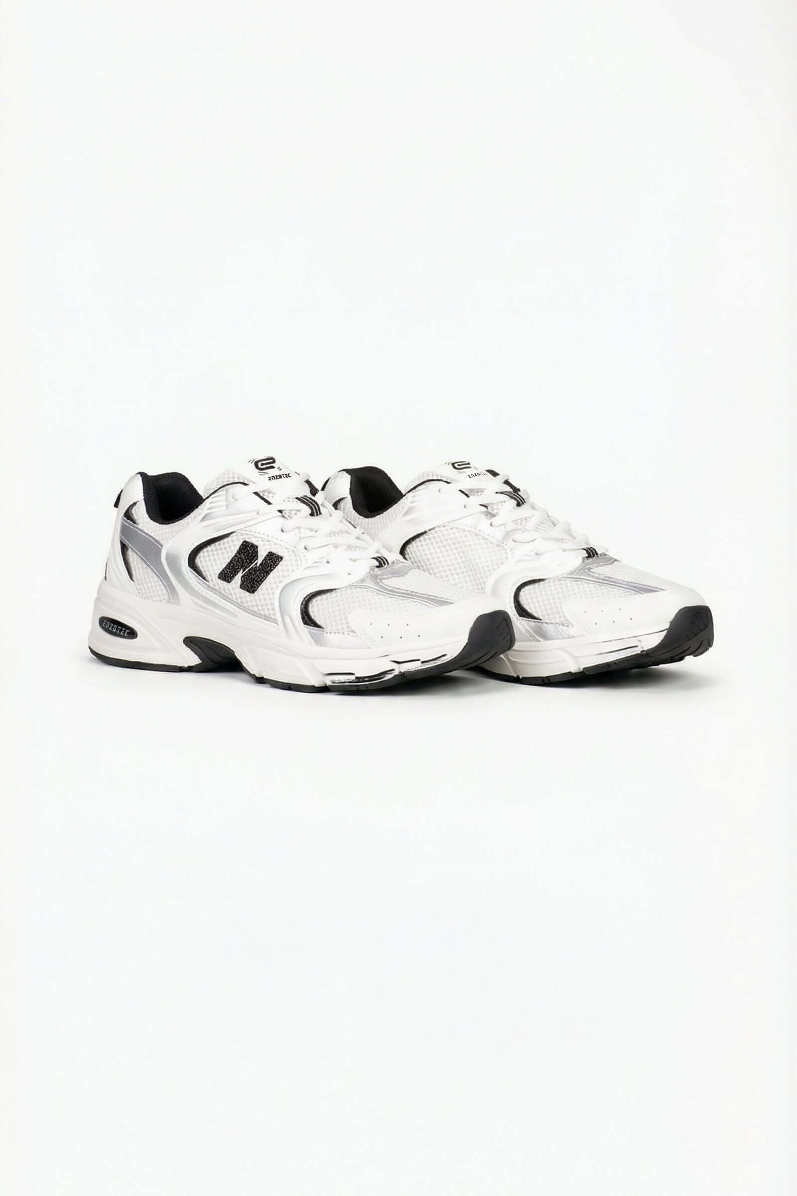 Tenis de hombre deportivo en color blanco y negro, ideales para actividades deportivas y casuales.