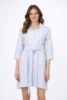 Vestido camisero de dama con diseño a rayas y cinturón en la cintura, ideal para ocasiones especiales.