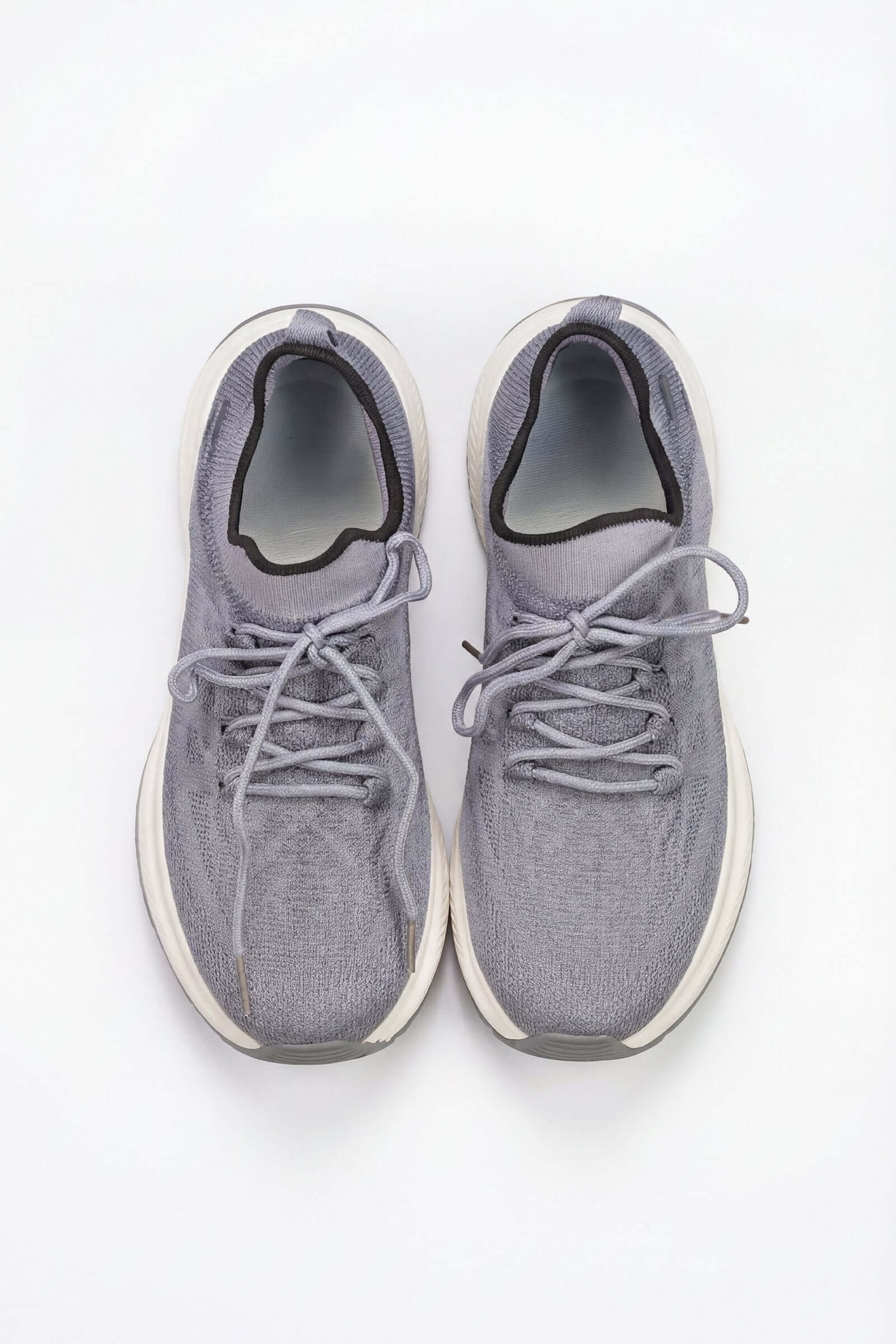 Tenis de dama deportivo en color gris con diseño moderno y cómodo.