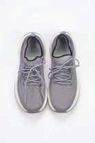 Tenis de dama deportivo en color gris con diseño moderno y cómodo.