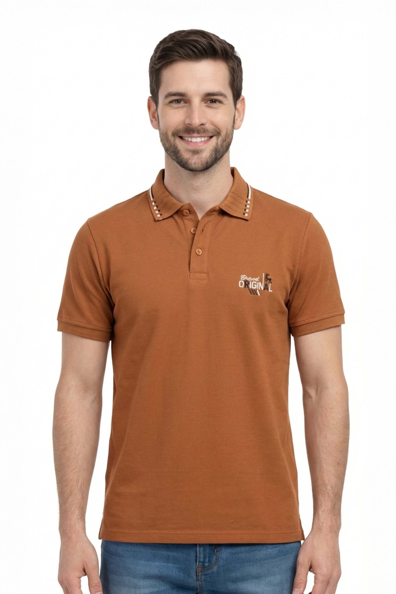 Polo de hombre de moda en color marrón con detalles en el cuello y logo, ideal para ocasiones casuales.