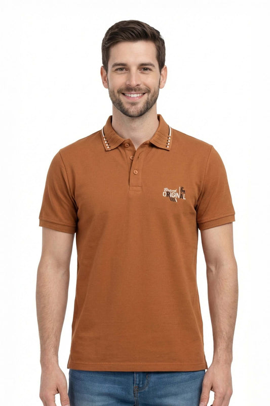 Polo de hombre de moda en color marrón con detalles en el cuello y logo, ideal para ocasiones casuales.
