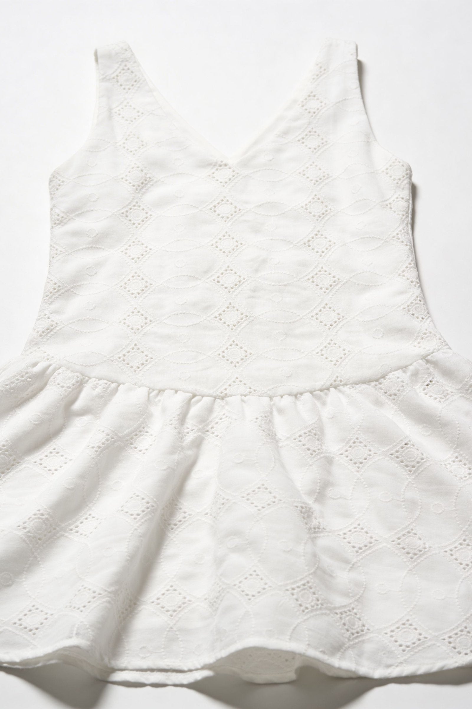 Vestido de dama de moda en color blanco con diseño de encaje y falda amplia.