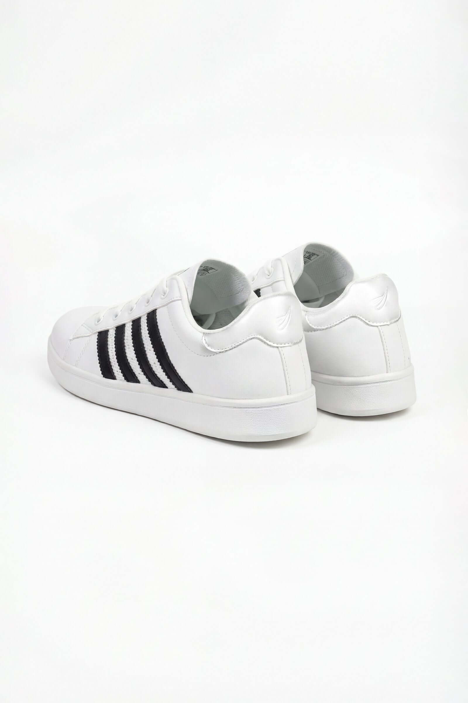 Tenis de hombre casual en color blanco con detalles negros, vistas traseras mostrando el diseño moderno.