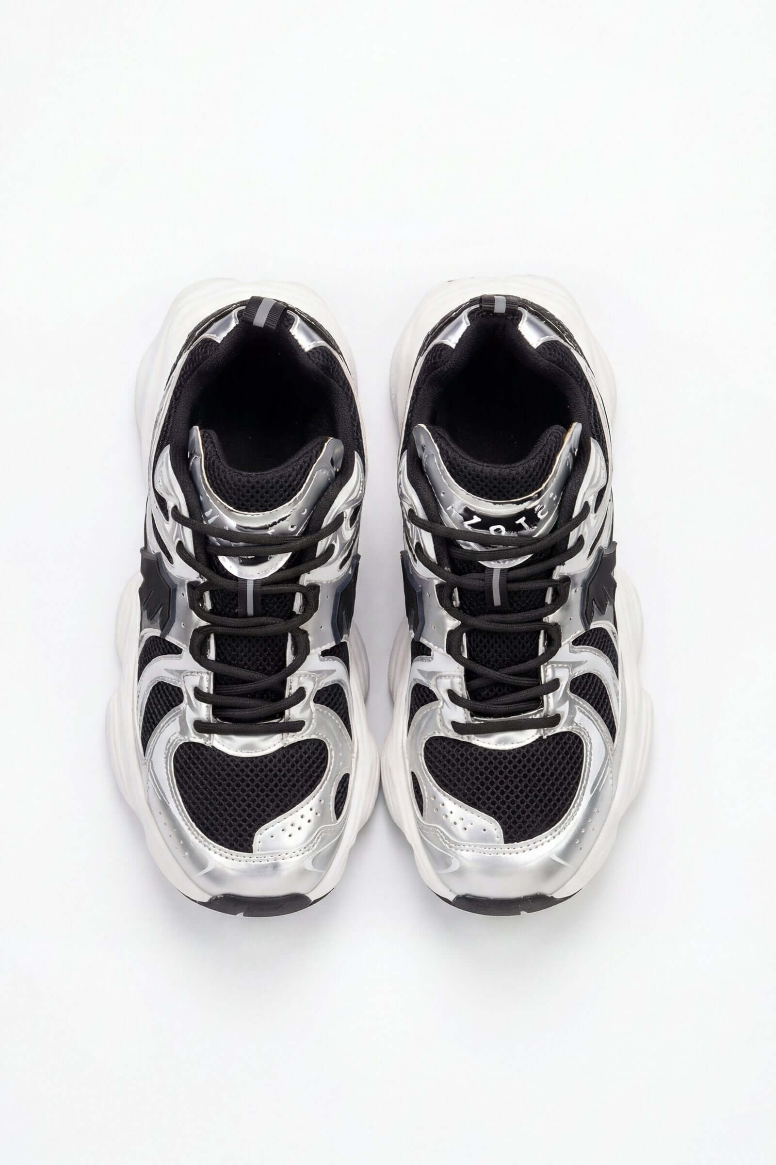 Tenis de hombre deportivo en color negro y blanco, vista superior, ideal para actividades deportivas.