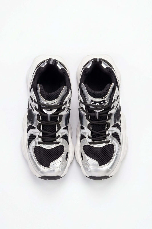 Tenis de hombre deportivo en color negro y blanco, vista superior, ideal para actividades deportivas.