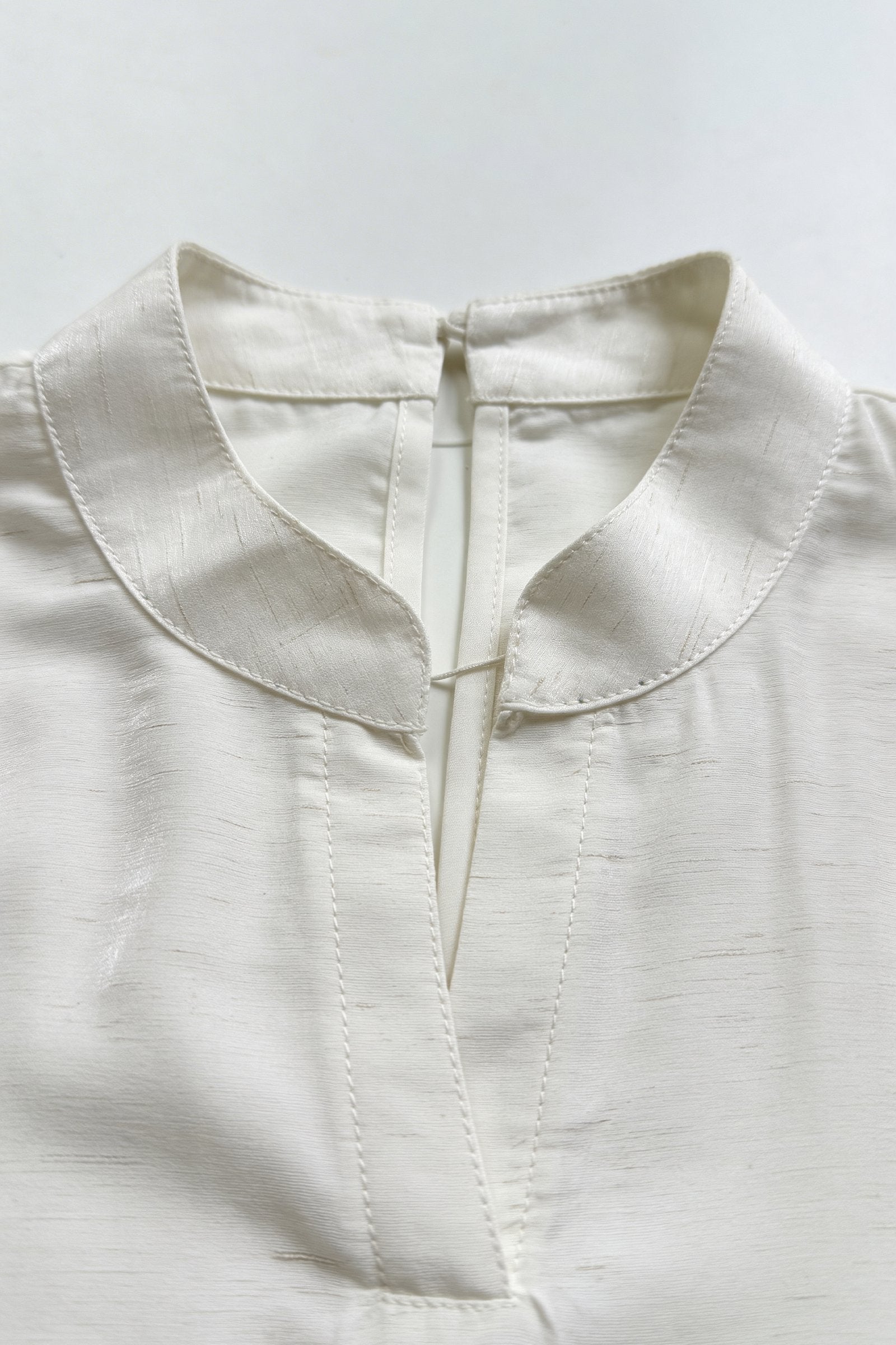 Blusa de dama moda detalle del cuello y cierre en la parte posterior.