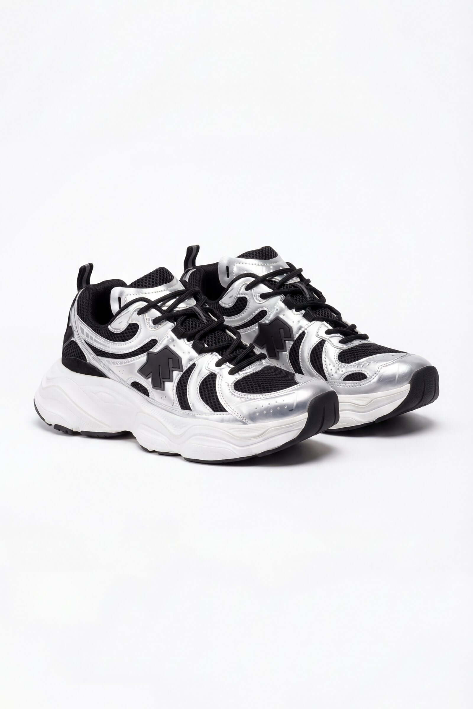 Tenis de hombre deportivo en colores negro y plata para corredores y actividades deportivas.