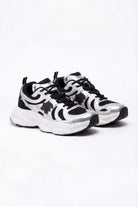 Tenis de hombre deportivo en colores negro y plata para corredores y actividades deportivas.