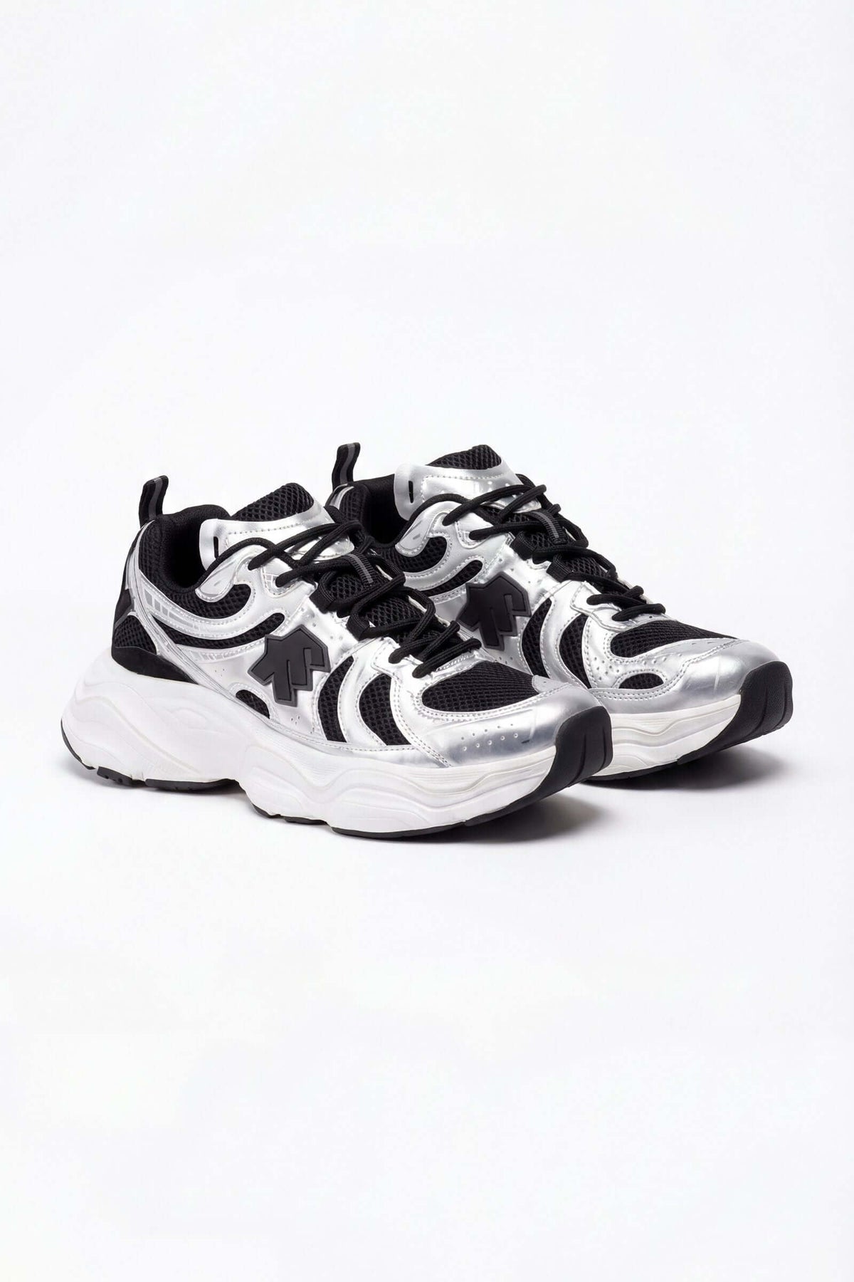Tenis de hombre deportivo en colores negro y plata para corredores y actividades deportivas.