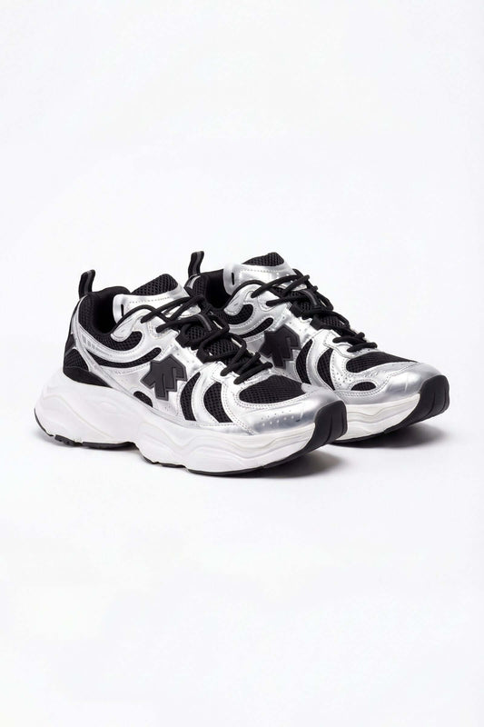 Tenis de hombre deportivo en colores negro y plata para corredores y actividades deportivas.