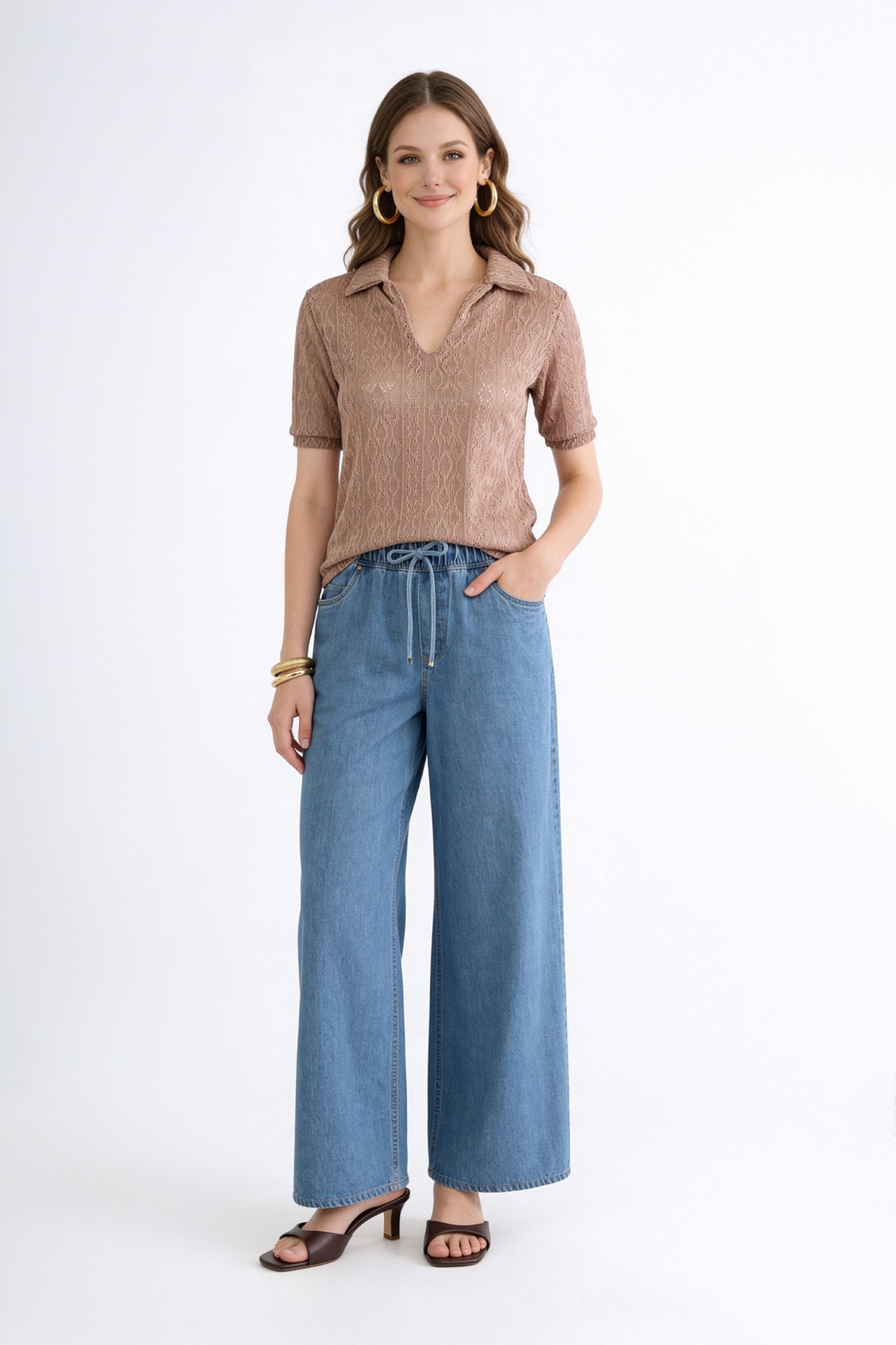 Blusa de dama moda worn with wide-leg jeans, featuring a stylish collar and relaxed fit.