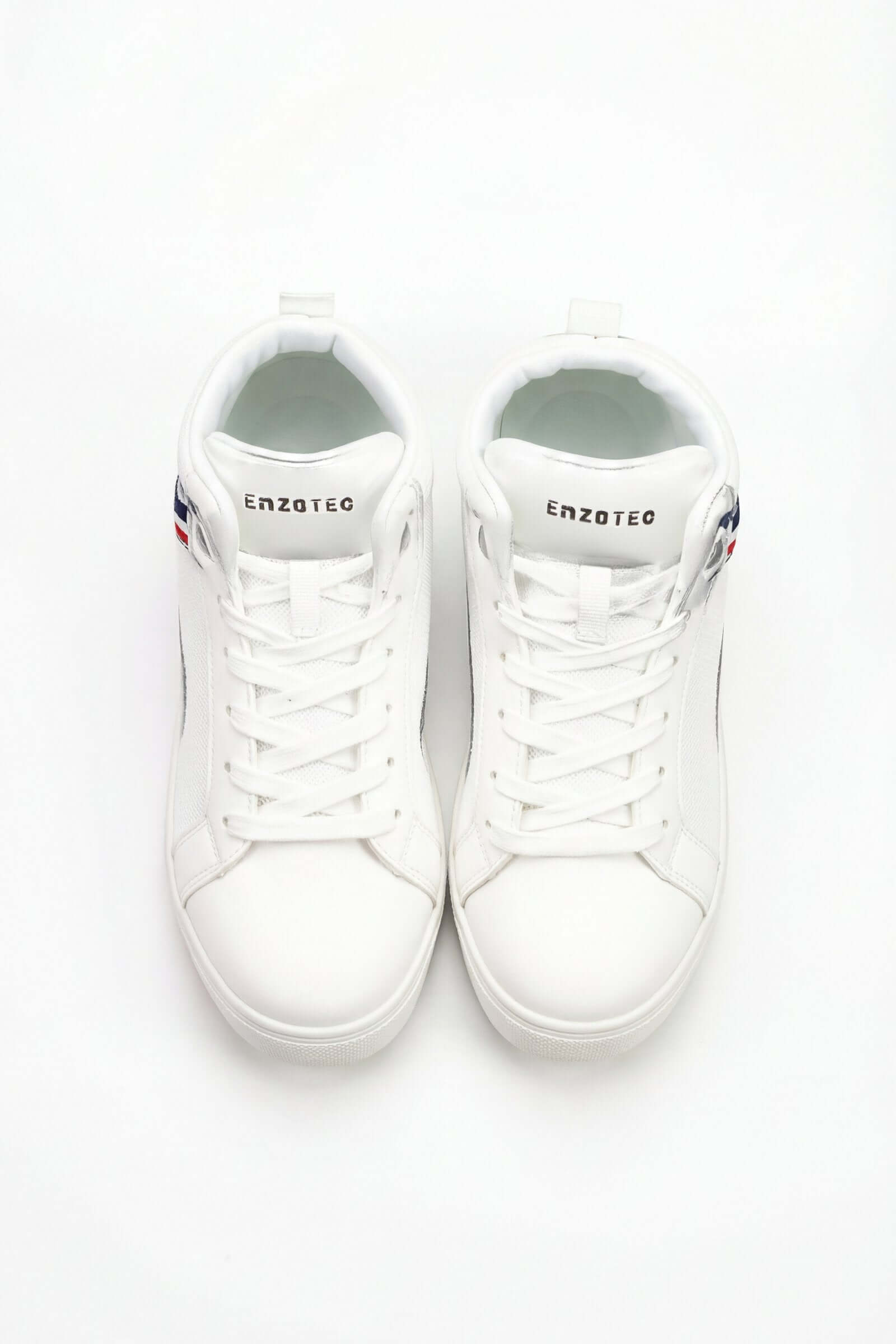 Tenis de dama casual en color blanco con detalles de diseño, ideales para un look casual.