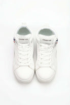 Tenis de dama casual en color blanco con detalles de diseño, ideales para un look casual.