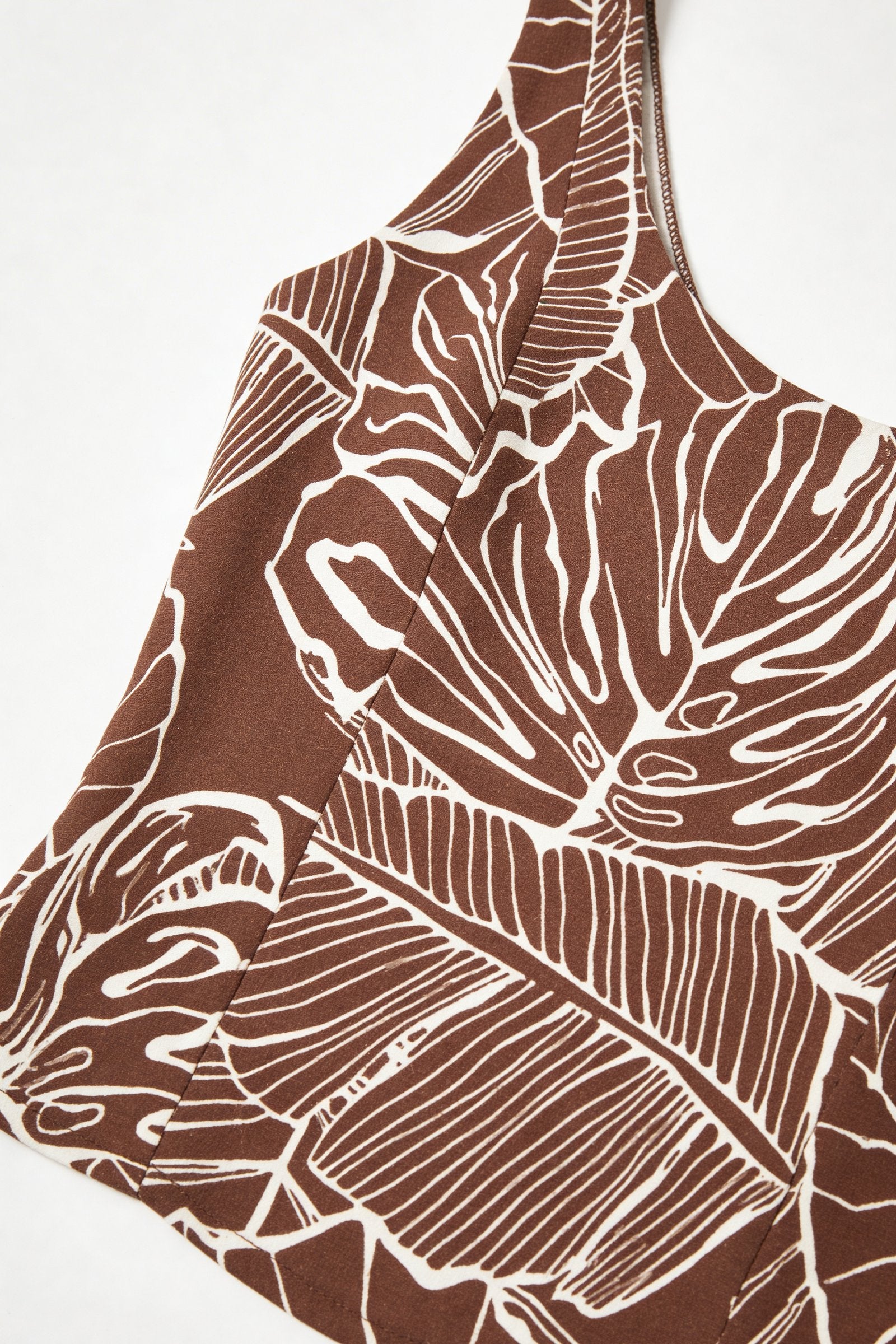 Blusa de dama moda manga sisa con estampado de hojas marrones y diseño elegante.