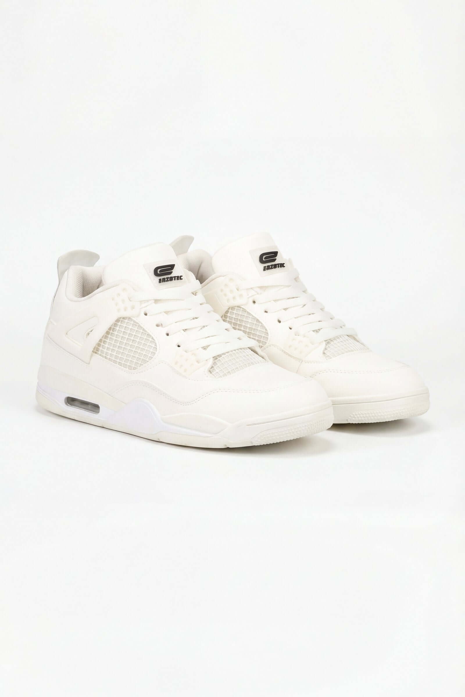 Tenis de hombre casual en color blanco con detalles en malla y diseño moderno.