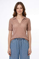 Blusa de dama moda en color rosa, con diseño de trenzado y cuello en V, perfecta para looks casuales.