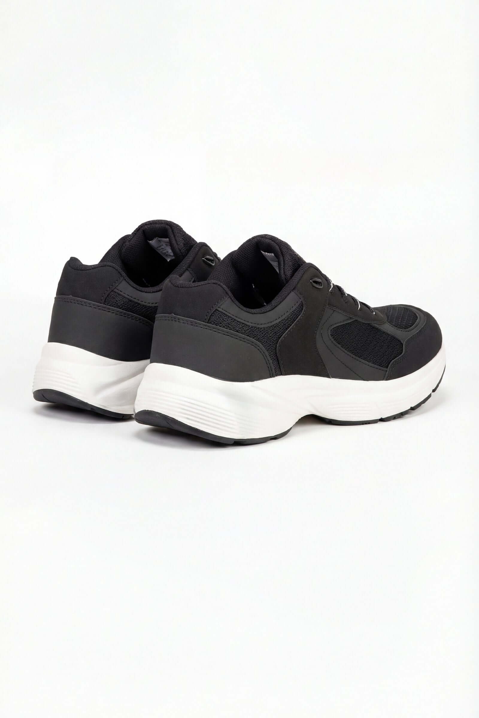 Tenis de dama deportivo en color negro con diseño cómodo y moderno.