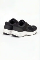 Tenis de dama deportivo en color negro con diseño cómodo y moderno.