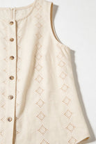 Blusa de dama moda manga sisa con botones y diseño de encaje en color crema.