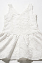 Vestido de dama de moda en color blanco con diseño de encaje y detalle de corte en la cadera.