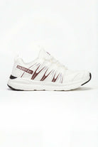 Tenis de hombre deportivo en color blanco con detalles en rojo, ideal para actividades deportivas.