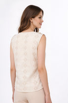 Mujer usando una blusa de dama moda manga sisa con diseño calado en color beige.