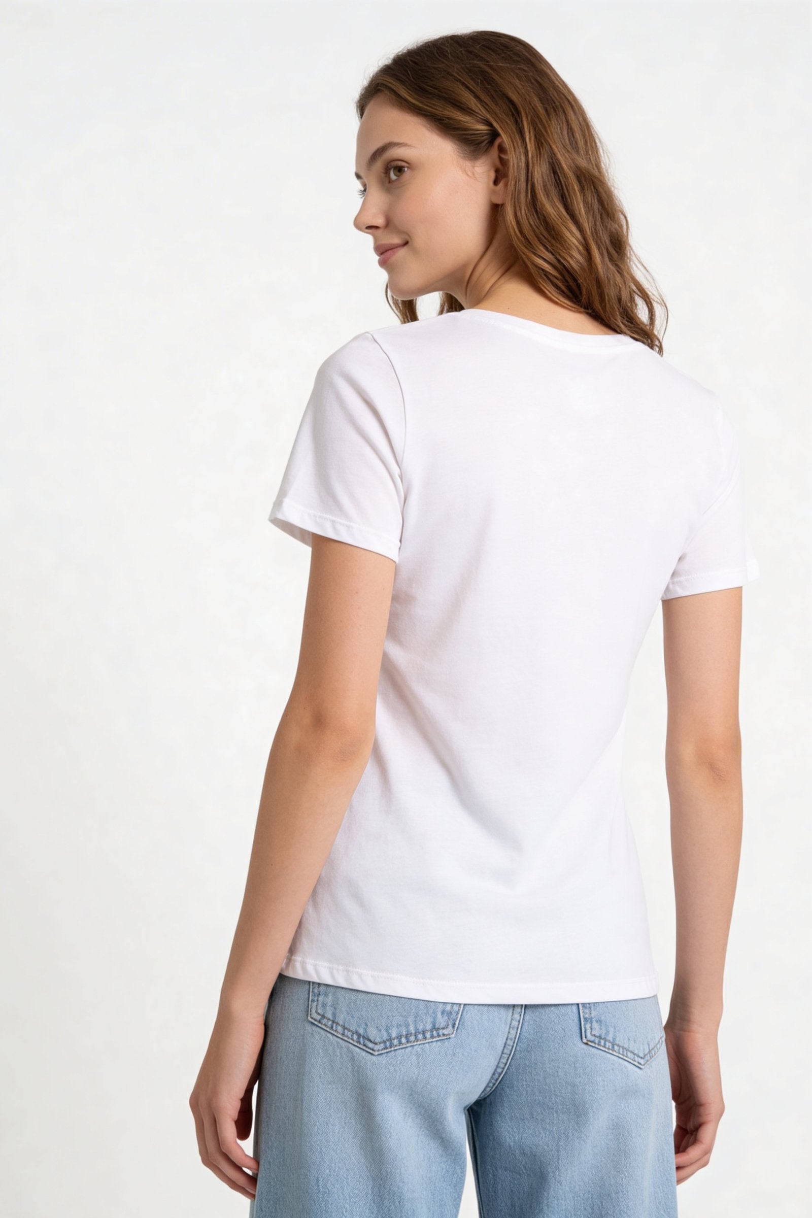 Camiseta de dama casual cuello redondo vista trasera, diseño simple y elegante para uso diario.