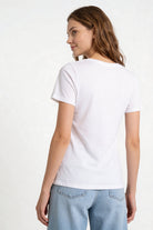 Camiseta de dama casual cuello redondo vista trasera, diseño simple y elegante para uso diario.