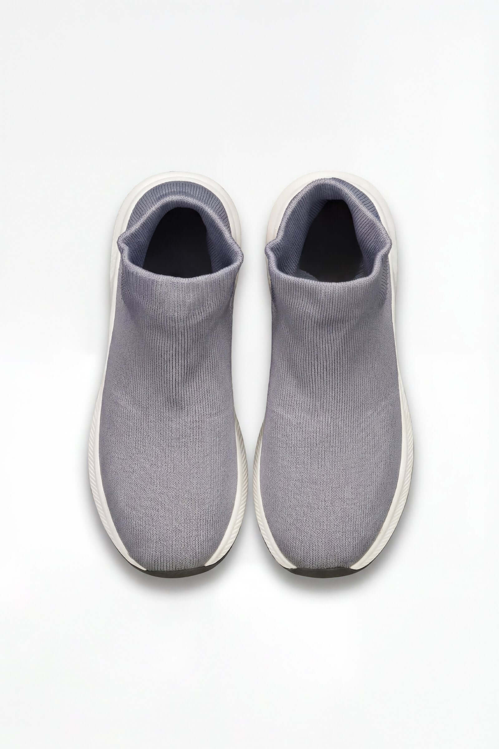 Tenis de dama deportivo en color gris, diseño moderno y cómodo para actividades deportivas.