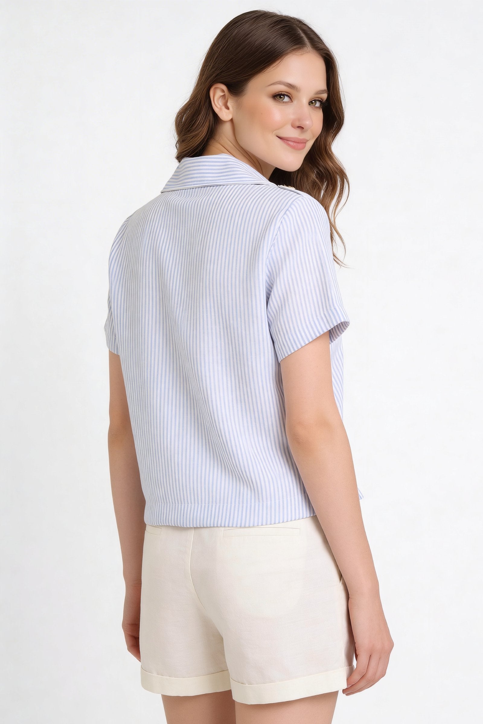 Mujer luciendo blusa de dama moda manga corta con rayas, vista desde atrás