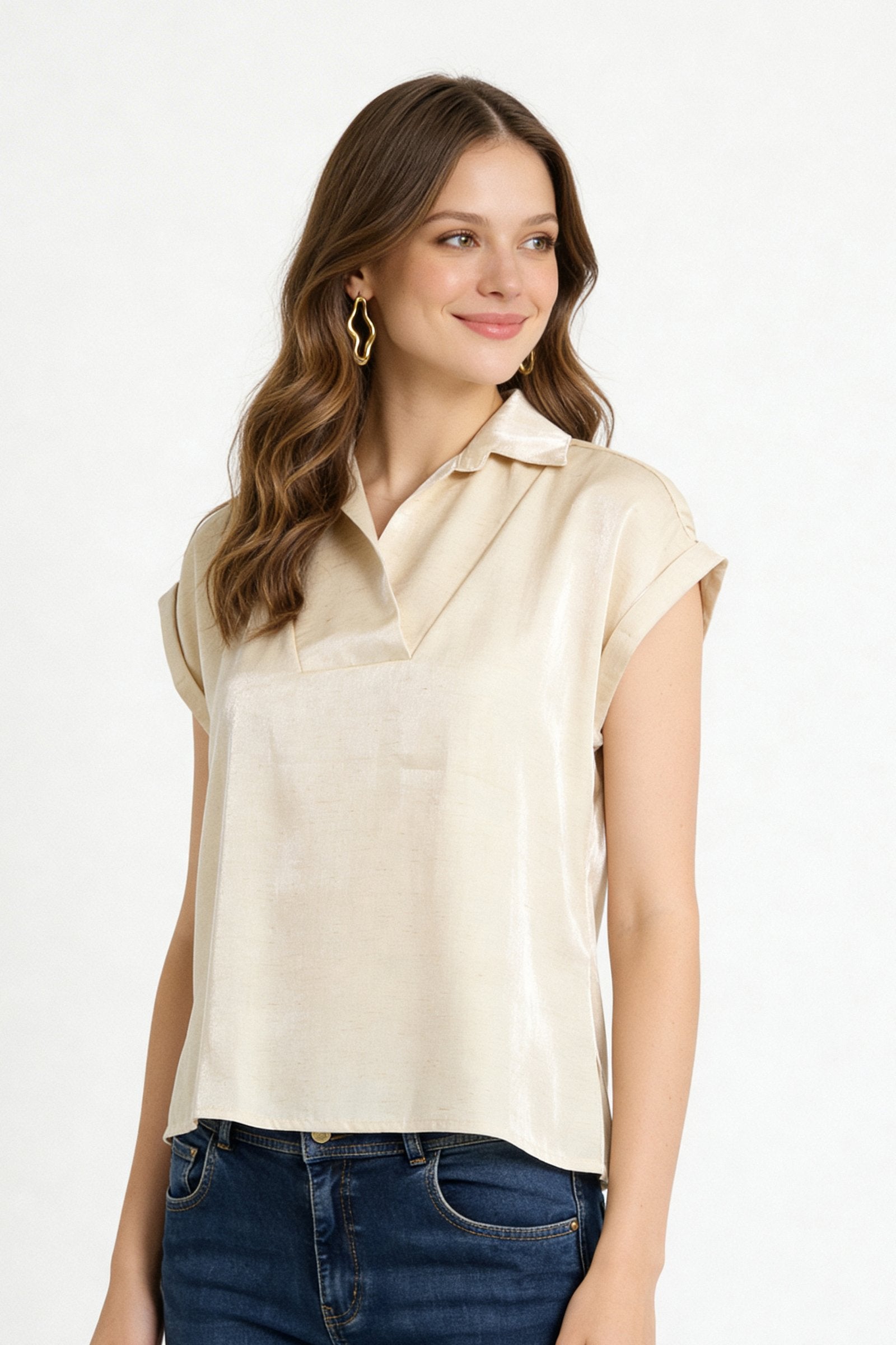 Blusa de dama moda, blusa de mujer de moda de color beige, con mangas cortas y cuello formal.