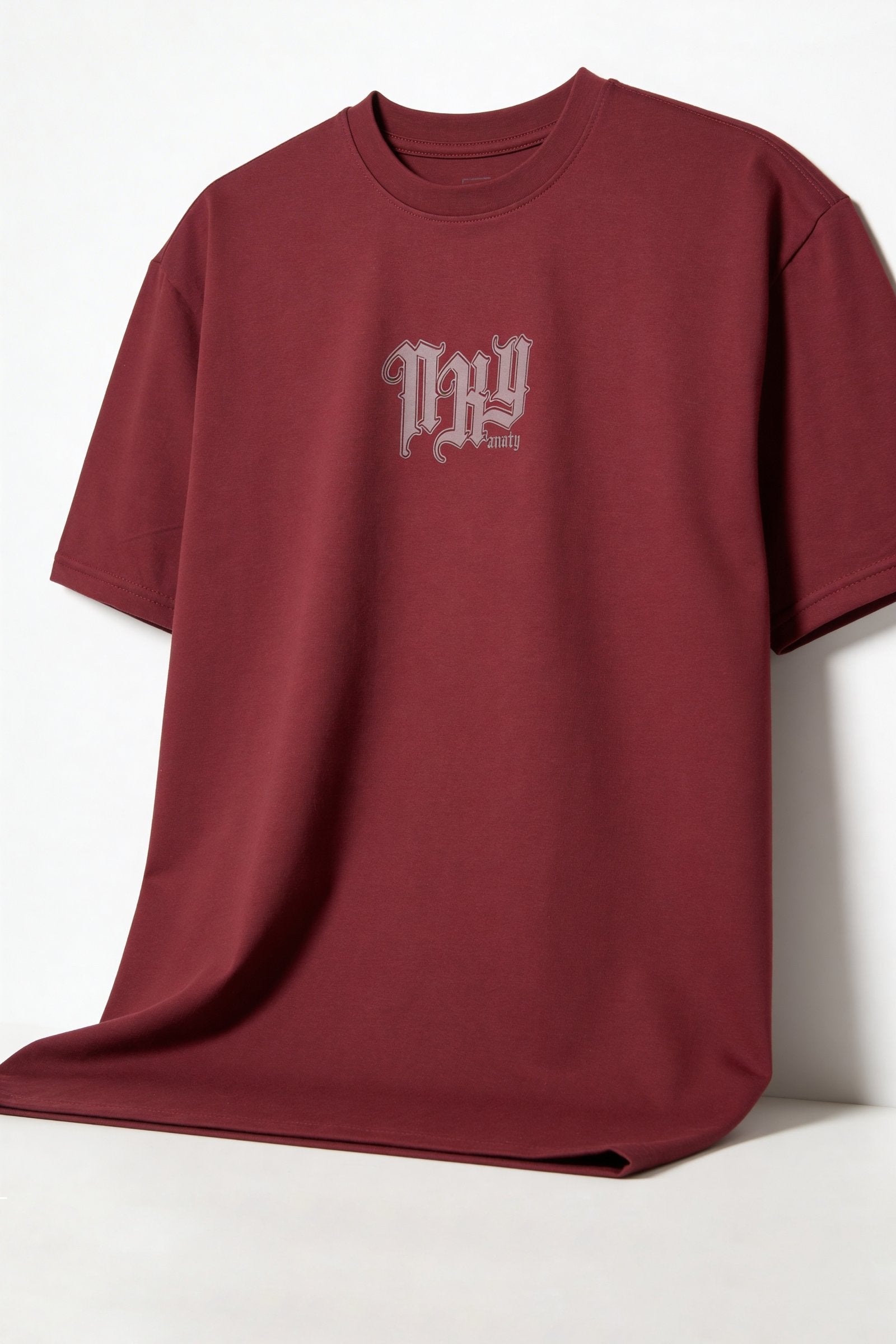 Camiseta de hombre sublimada de color burdeos con diseño gráfico en el pecho.