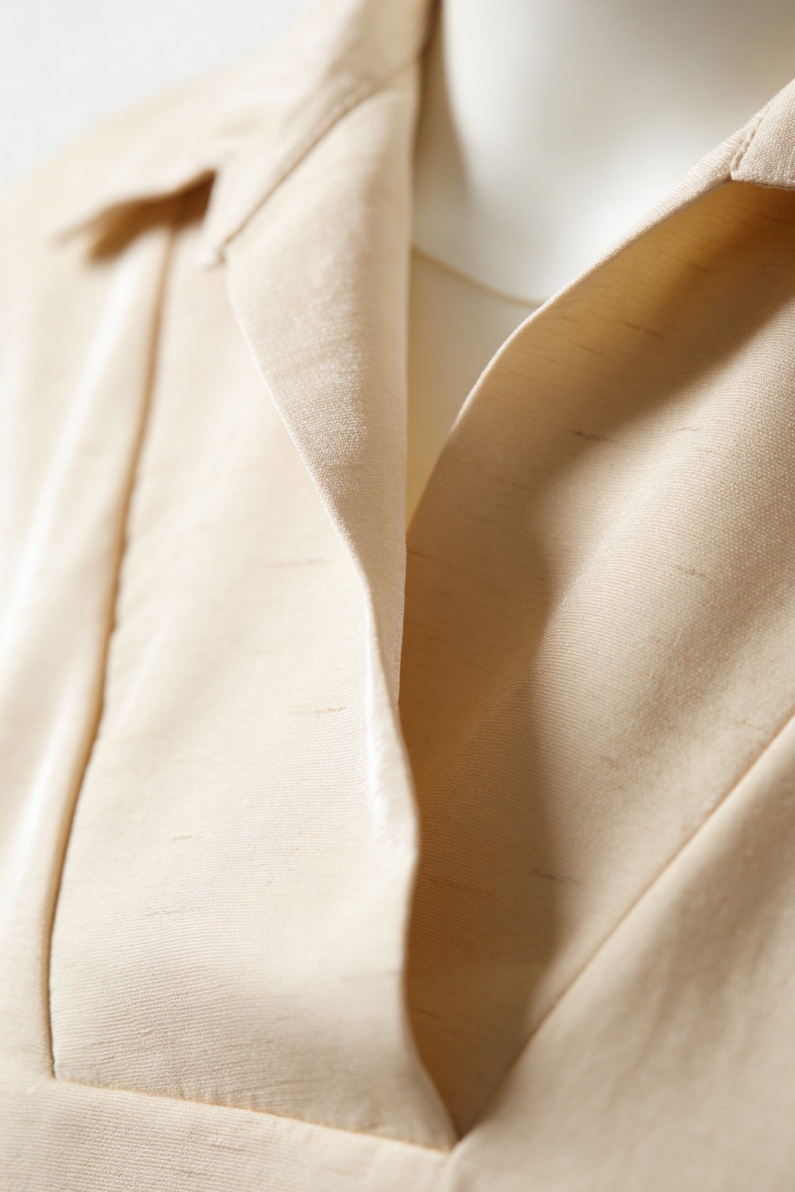 Close-up of a stylish blouse, showcasing elegant fabric in a neutral tone, perfect for fashion-savvy women. Blusa de dama moda.