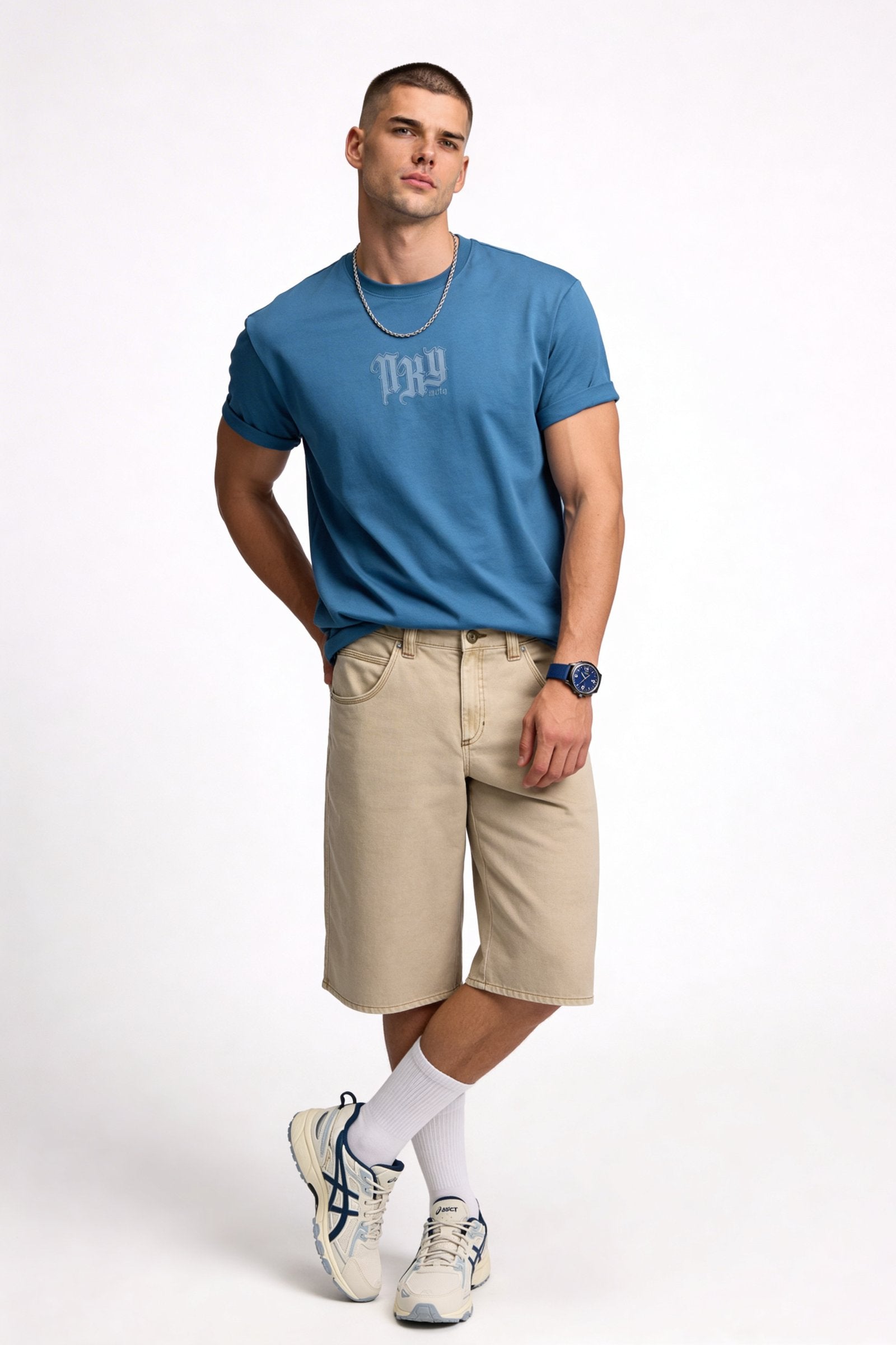 Camiseta de hombre sublimada en color azul, combinada con pantalones cortos y zapatillas deportivas.