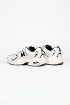 Tenis de hombre deportivo con diseño moderno en color plata y negro, ideales para actividades deportivas.