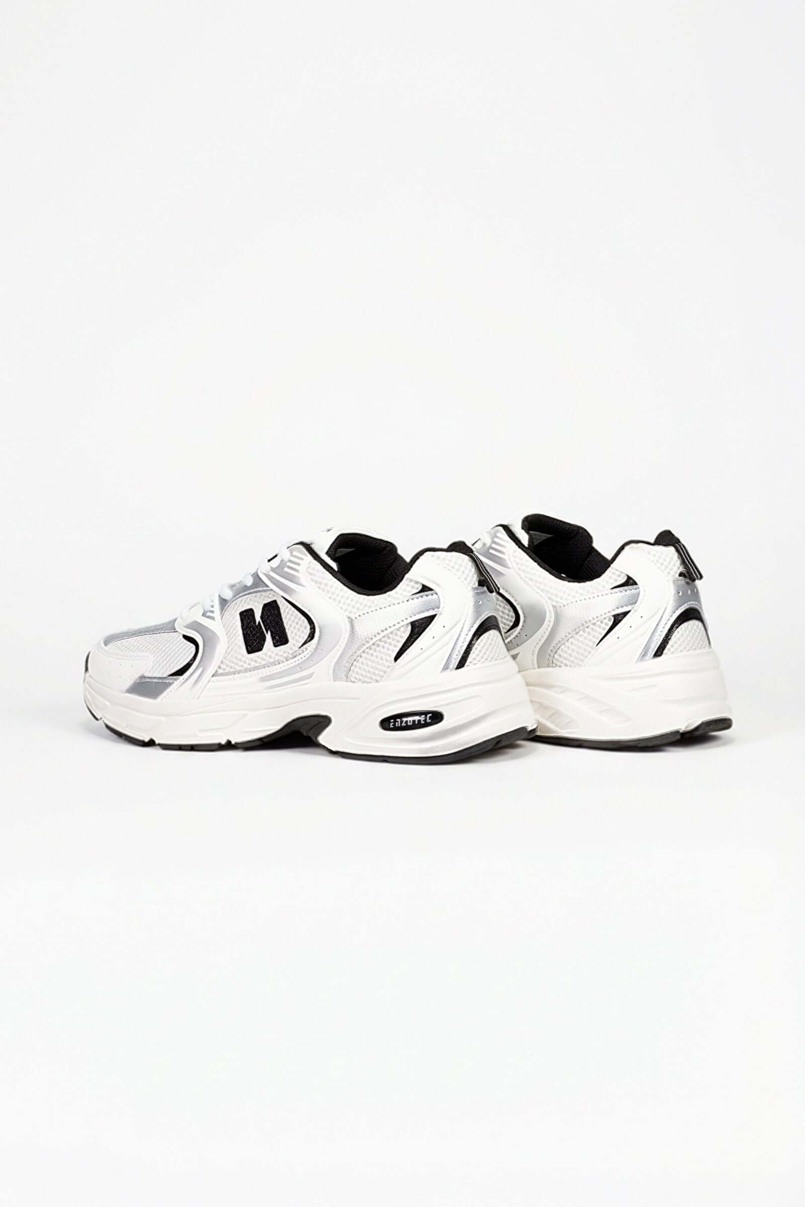 Tenis de hombre deportivo con diseño moderno en color plata y negro, ideales para actividades deportivas.