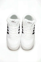 Tenis de dama casual en color blanco con detalles en negro y diseño moderno.