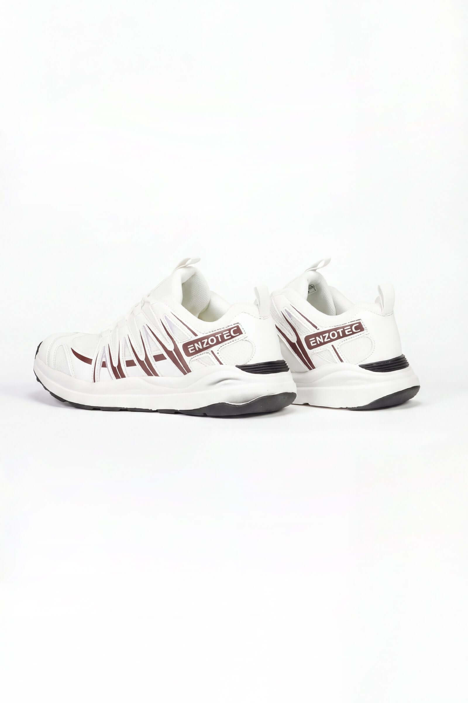 Tenis de hombre deportivo en color blanco y detalles en rojo, diseñados para un estilo activo y cómodo.